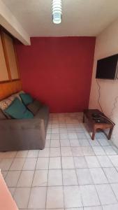 墨西哥城Hostal Don Diego的客厅配有沙发和桌子