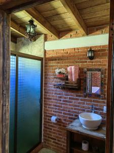 瓦斯卡坎波CABAÑAS LOS LAURELES的一间带水槽和砖墙的浴室