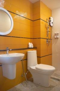 柴老海滩布兰卡别墅餐厅酒店 的一间带水槽、卫生间和镜子的浴室