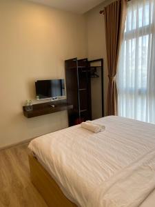 富国Lana Inn - Grand World Phú Quốc的一间卧室配有一张床和一台平面电视