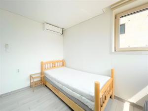 仁川市Koin Guesthouse Incheon airport的一间小卧室,配有床和窗户