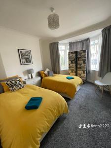 达灵顿Fionn House Darlington的配有黄色床的酒店客房的两张床
