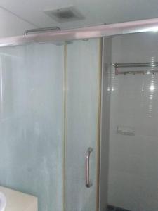 三宝垄Mg Suite 1bedroom Apartment by Just Inn Management的浴室里设有玻璃门淋浴
