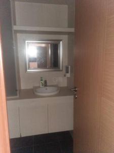 三宝垄Mg Suite 1bedroom Apartment by Just Inn Management的一间带水槽和镜子的浴室