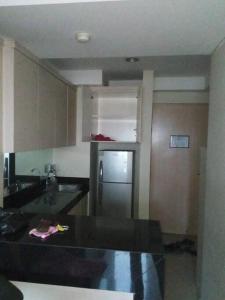 三宝垄Mg Suite 1bedroom Apartment by Just Inn Management的厨房配有水槽和冰箱