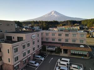 富士吉田市富士吉田西旅馆的城市的空中景观,背景是高山