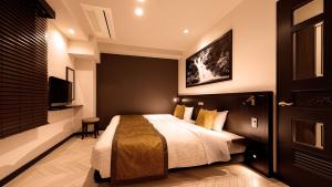 广岛Hiroshima Grand Intelligent Hotel的一间卧室配有一张床和一台平面电视