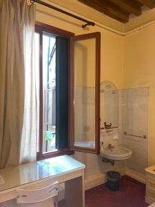 威尼斯Cà Lin Venice Zimmer的一间带水槽和窗户的浴室