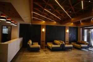 海得拉巴Avana- A Boutique Hotel的大厅,在房间内配有沙发和椅子