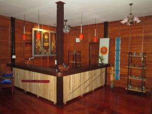 素可泰素可泰幸福度假酒店的一间酒吧,位于一个木镶板墙的房间里