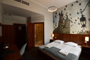 克拉科夫Hotel Downtown Kraków的卧室配有壁挂式 ⁇ 蝠床
