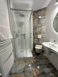 科宁Hotel Kresowianka的带淋浴、卫生间和盥洗盆的浴室