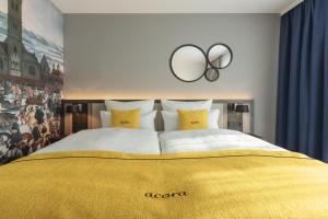Neusäßacora Augsburg Living the City的一间卧室配有一张带金色毯子的大床