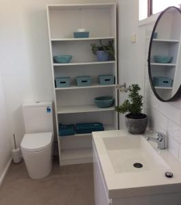 MarongCozy Home Style Accommodation的一间带卫生间、水槽和镜子的浴室
