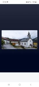 斯拉德明Himmlisch Urlauben in Pichl的白色教堂的黑白照片