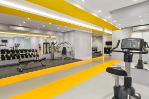 利雅德Super 8 Hotel Al Riyadh by Wyndham的拥有黄色和白色墙壁的健身房
