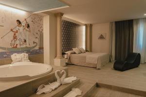 Ventas de Poyo尼罗河谷汽车旅馆的带浴缸、床和浴缸的浴室