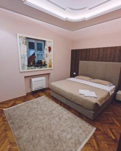 斯库台Vila Casablanca - Boutique Hotel & Restaurant的一间卧室设有一张床和一个窗口