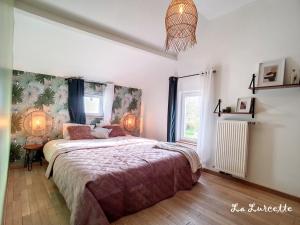 力宾Holiday home le Lurçon et la Lurcette的一间卧室设有一张大床和一个窗户。
