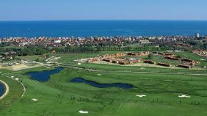 利多迪耶索罗Ulisse Palace的享有度假村高尔夫球场的空中景致