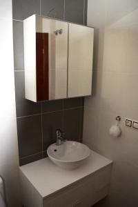 波洛普Casa Spa的浴室设有白色水槽和镜子