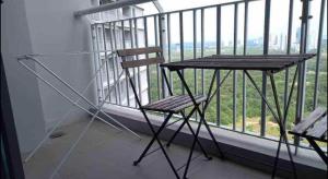 努沙再也Teega Suite - 5 mins from Legoland的阳台顶部的椅子