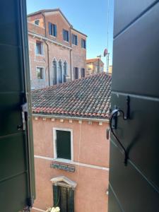 威尼斯Cà Lin Venice Zimmer的从建筑的窗户欣赏美景
