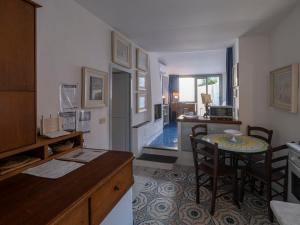 伊斯基亚Apartment Lo Scuopolo-2 by Interhome的一间带桌椅的厨房和一间用餐室