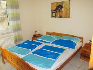 LenzHoliday Home Lenzer Höh-2 by Interhome的卧室里一张带蓝色枕头的床