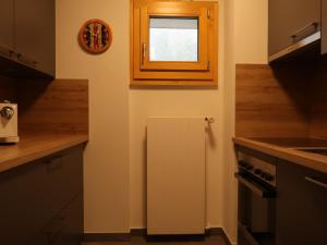 西维耶兹洛萨贝查公寓A21的厨房设有小窗户和白色冰箱。