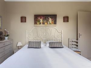 梅内尔伯Holiday Home Le Cèdre - MBE101 by Interhome的卧室配有一张带两个枕头的大白色床