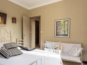 梅内尔伯Holiday Home Le Cèdre - MBE101 by Interhome的卧室配有白色的床和沙发