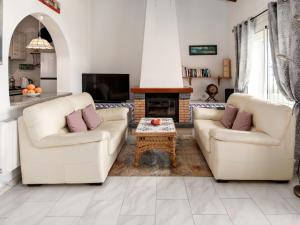 蒙特佩戈Holiday Home Los Patios by Interhome的客厅配有两张沙发和一张桌子