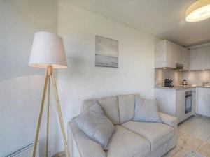 安塞热Apartment Topaze-2 by Interhome的客厅配有沙发和落地灯