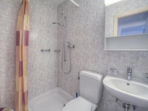 安塞热Apartment Topaze-2 by Interhome的带淋浴、卫生间和盥洗盆的浴室