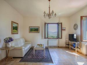 因普鲁内塔Apartment Al Tramonto - Sole by Interhome的客厅配有沙发和桌子