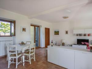 因普鲁内塔Holiday Home Al Tramonto - Venere by Interhome的厨房以及带桌椅的用餐室。