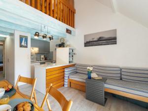 卡纳克海滩Apartment Les Pins-2 by Interhome的客厅配有沙发和桌子