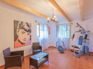 阿特里Holiday Home Le Querce - PIT550 by Interhome的一间设有健身器材的健身房的房间