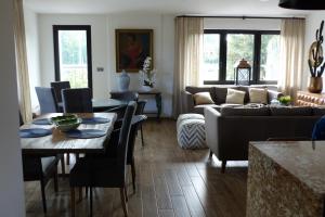 戈恰乌科维采·兹德鲁伊Villa Pinia的客厅配有桌子和沙发