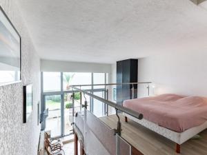 圣艾格夫Apartment Les Corailleurs by Interhome的一间卧室设有一张床和一个阳台