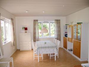 AdelsöChalet Lindby Pärlan - STH150 by Interhome的一间带桌椅的用餐室