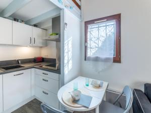 卡布勒通Holiday Home lotissement Les Rives de Capbreton by Interhome的白色的小厨房,配有桌子和窗户