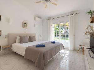 维拉摩拉Villa Villa Verde by Interhome的白色卧室,配有蓝色毛巾的床