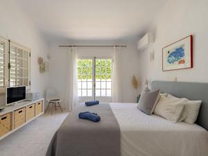 维拉摩拉Villa Villa Verde by Interhome的一间卧室配有一张大床和电视