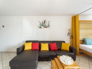 卡布勒通Apartment le Grand Foc-1 by Interhome的客厅配有带色彩缤纷枕头的黑色沙发