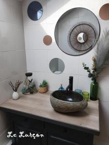 力宾Holiday home le Lurçon et la Lurcette的浴室设有水槽和镜子,位于柜台上