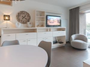布列登Apartment Sea Breeze by Interhome的客厅配有电视和桌椅