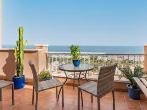 莫哈卡尔Apartment Marina de la Torre by Interhome的一个带桌椅的海景阳台