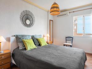 莫哈卡尔Apartment Marina de la Torre by Interhome的卧室配有一张床,墙上设有镜子